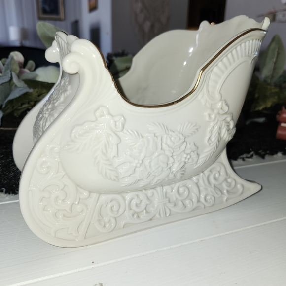 Lenox Ivory Decorative Sleigh - Picture 1 of 4